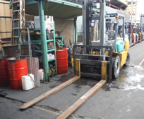 ☆中古トスマシン コマツ FD40T-8 ディーゼル 4.0トン 4M アタッチメント付き – 中古