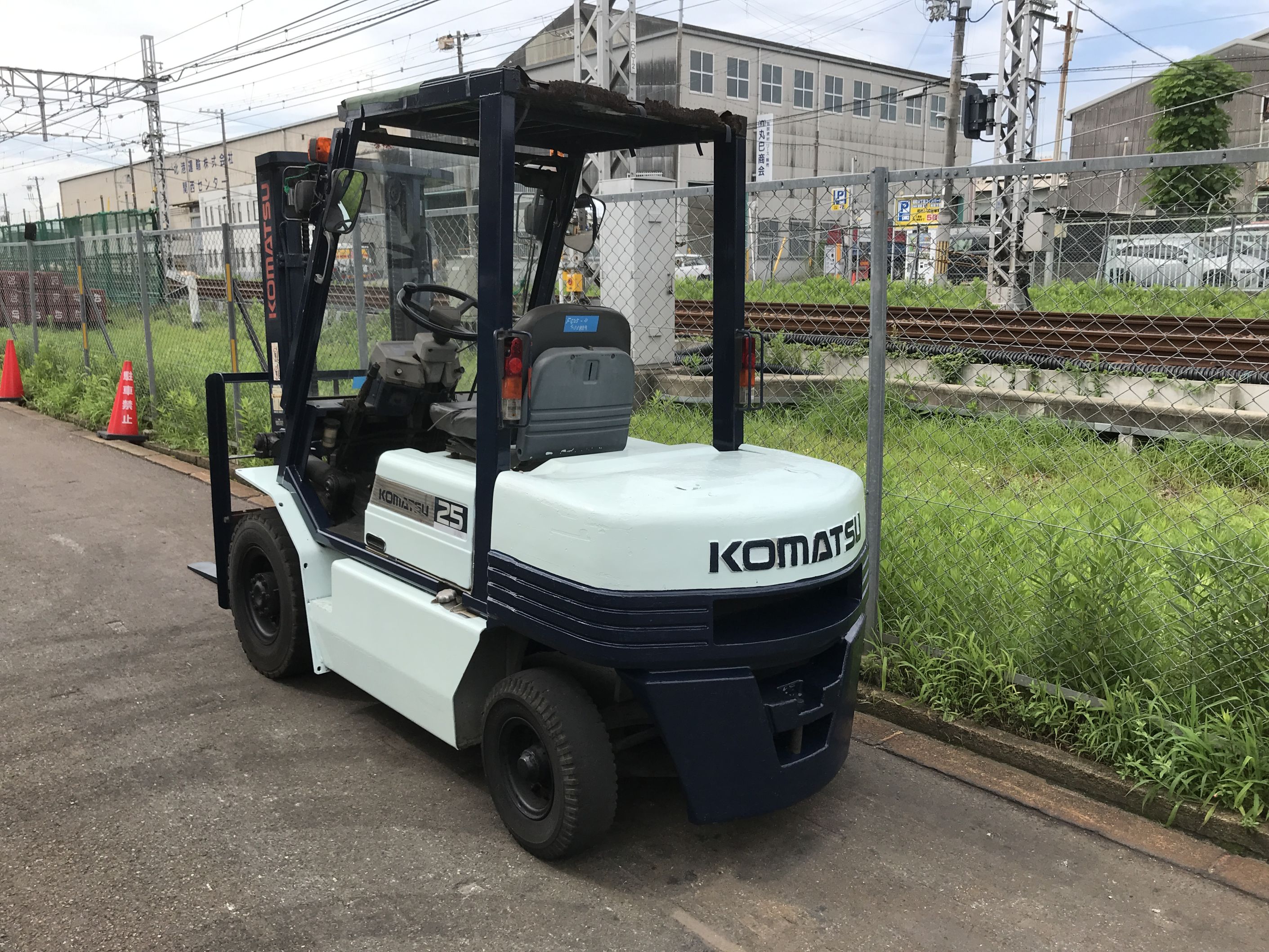 コマツ 2,5t ガソリン車 3ⅿマスト – 中古フォークリフト 株式会社