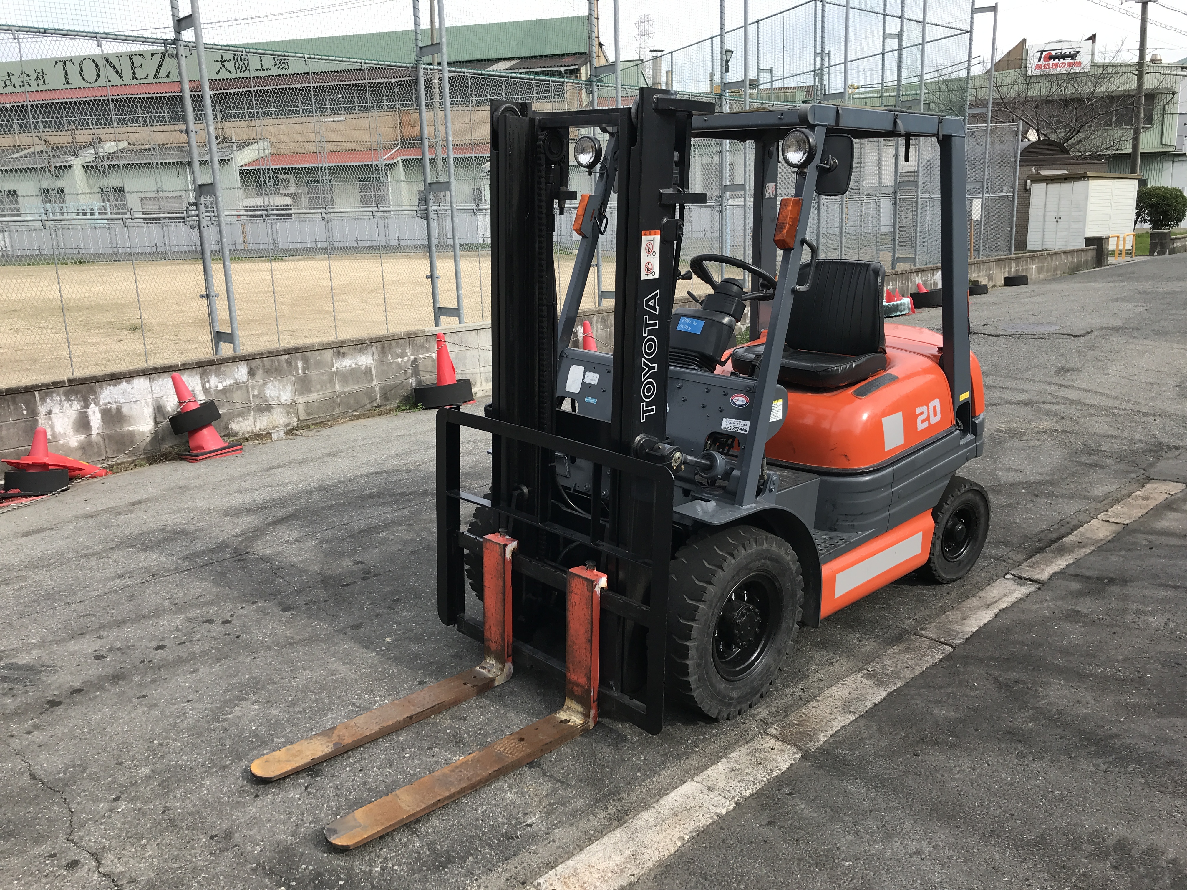 トヨタ 2.0t ガソリン車 3mマスト 6FGL20 – 中古フォークリフト 株式