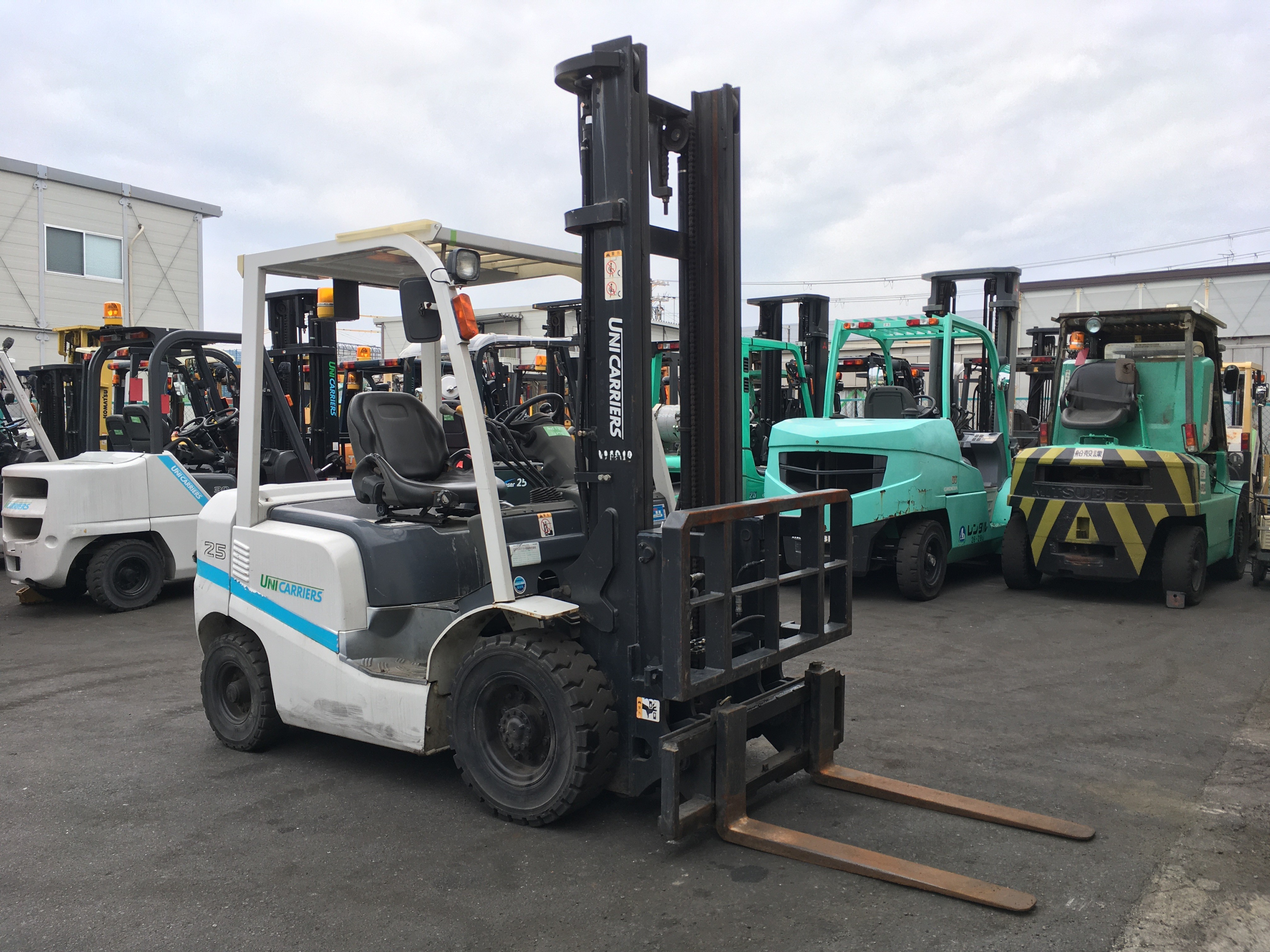 まずは現車見てください【格安】コマツ　フォークリフト　FD-25T-17　ダブルタイヤ　キャビン付き　2500ｋｇ　4000ｍ まずは現車見てください【格安】コマツ フォークリフト FD-25T-17